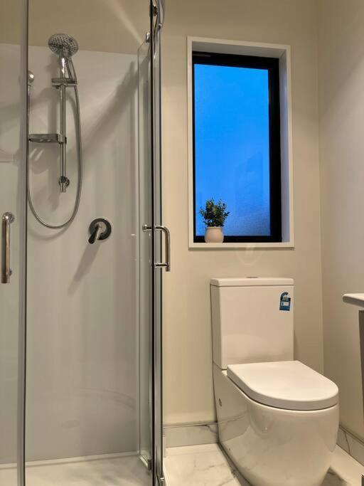 2-Bedroom Ensuite, Close To City, Comfortable, Accessible With Own Parking ไครสต์เชิร์ช ภายนอก รูปภาพ